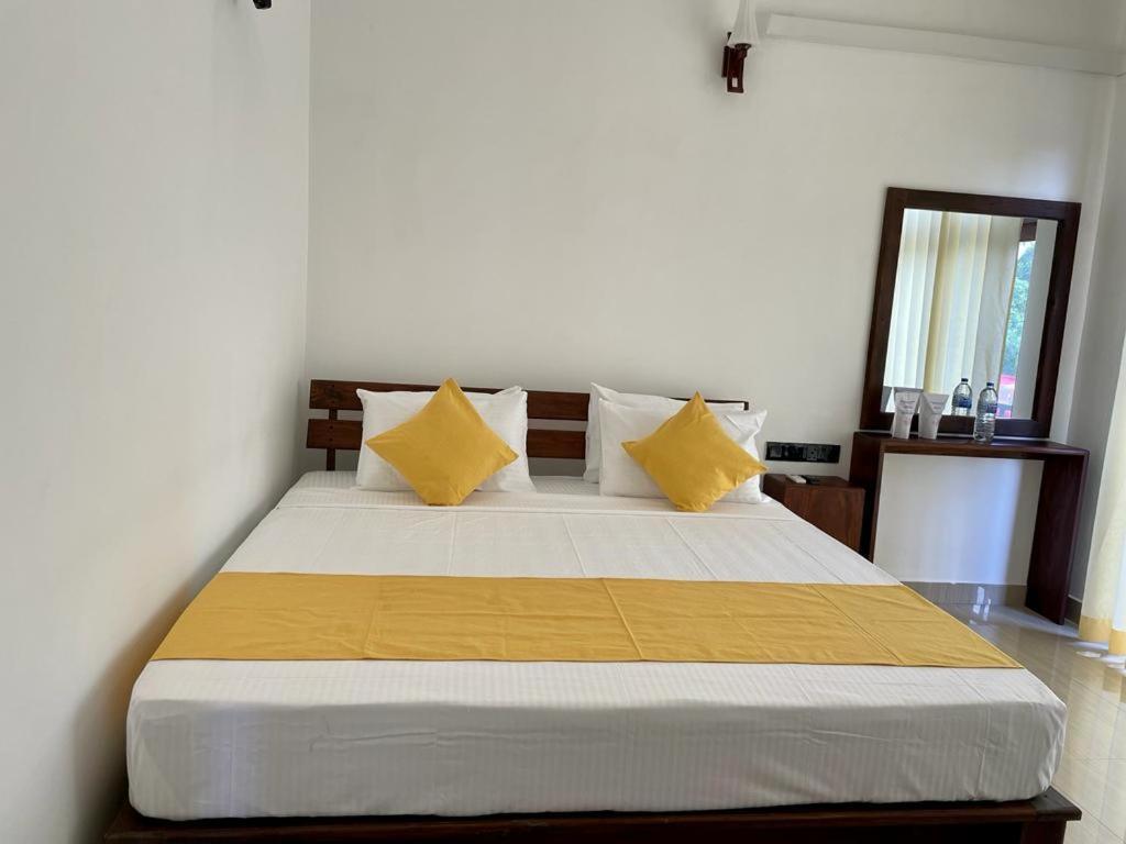 Theon Resort Anuradhapura Exteriör bild